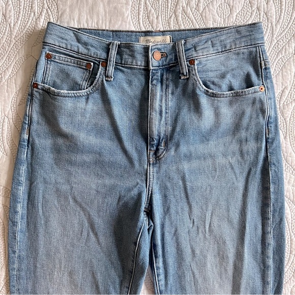 Madewell - The High-Rise Slim Boyjean in Summit Wash: Summerweight Edition - Picture 5 of 13